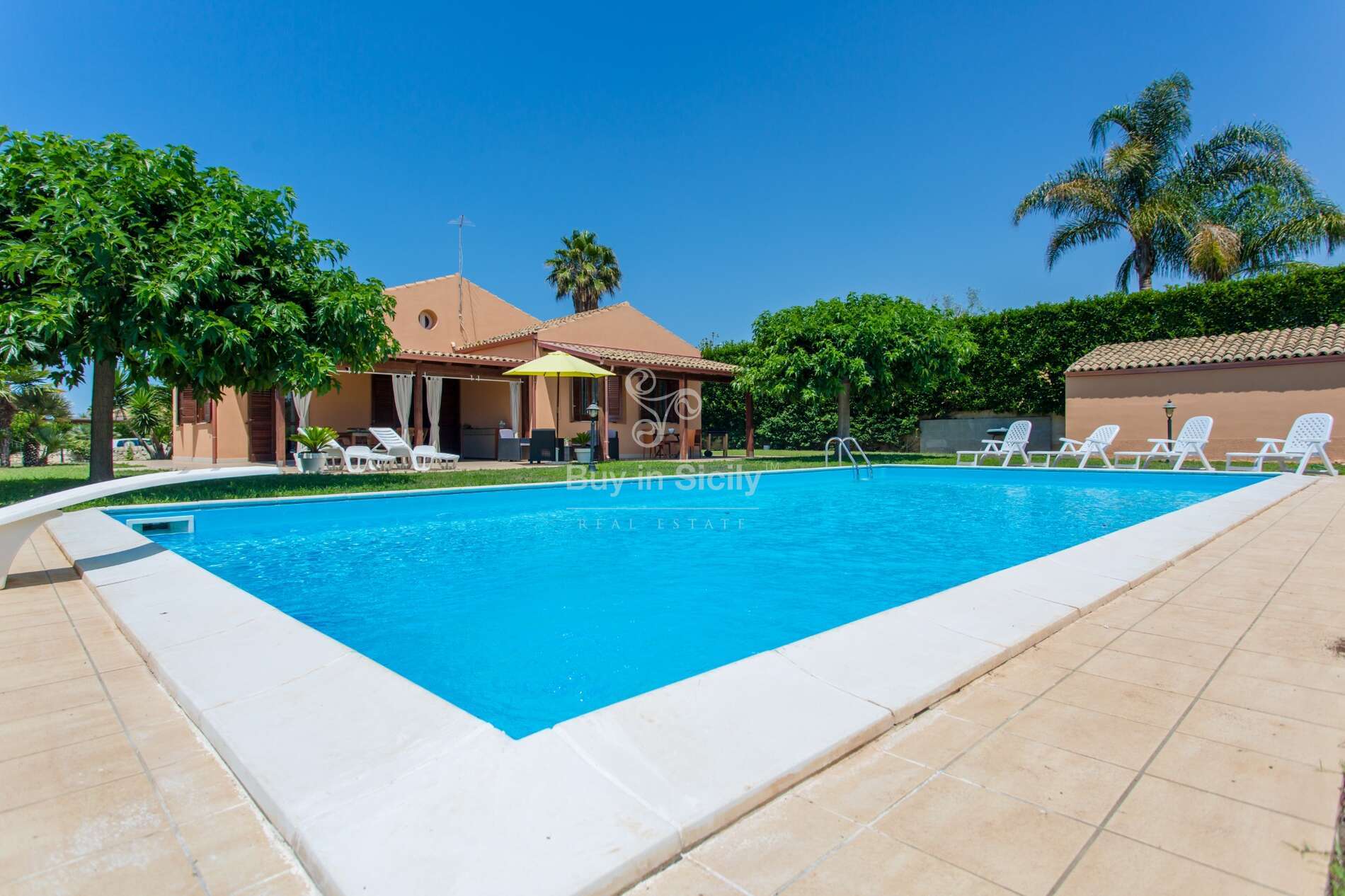 Lovely villa, with a large private garden and swimming pool, located near Playa Grande RG