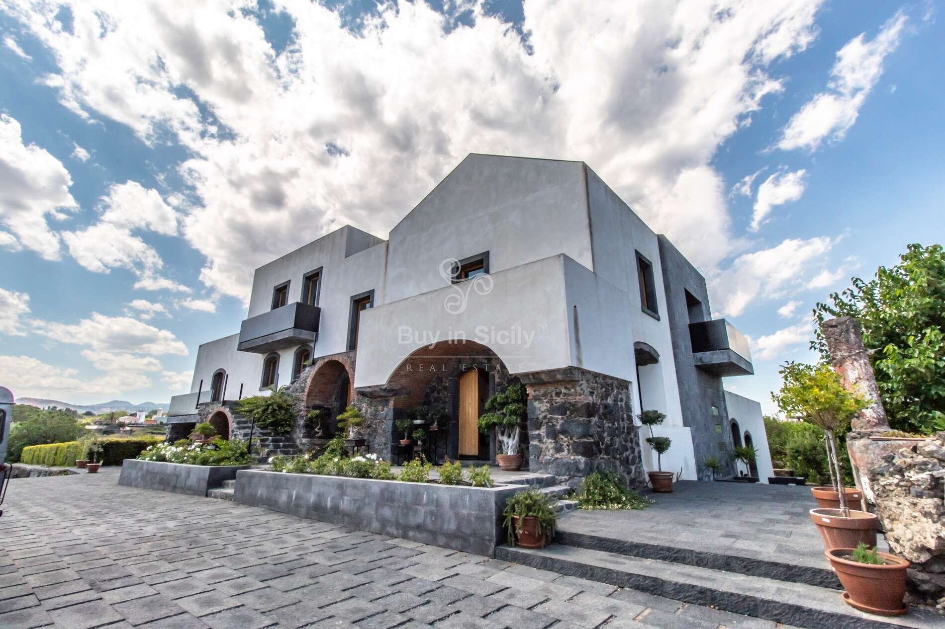 Antico Palmento finemente ristrutturato, immerso in un ettaro di terreno, sito in Acireale (CT).