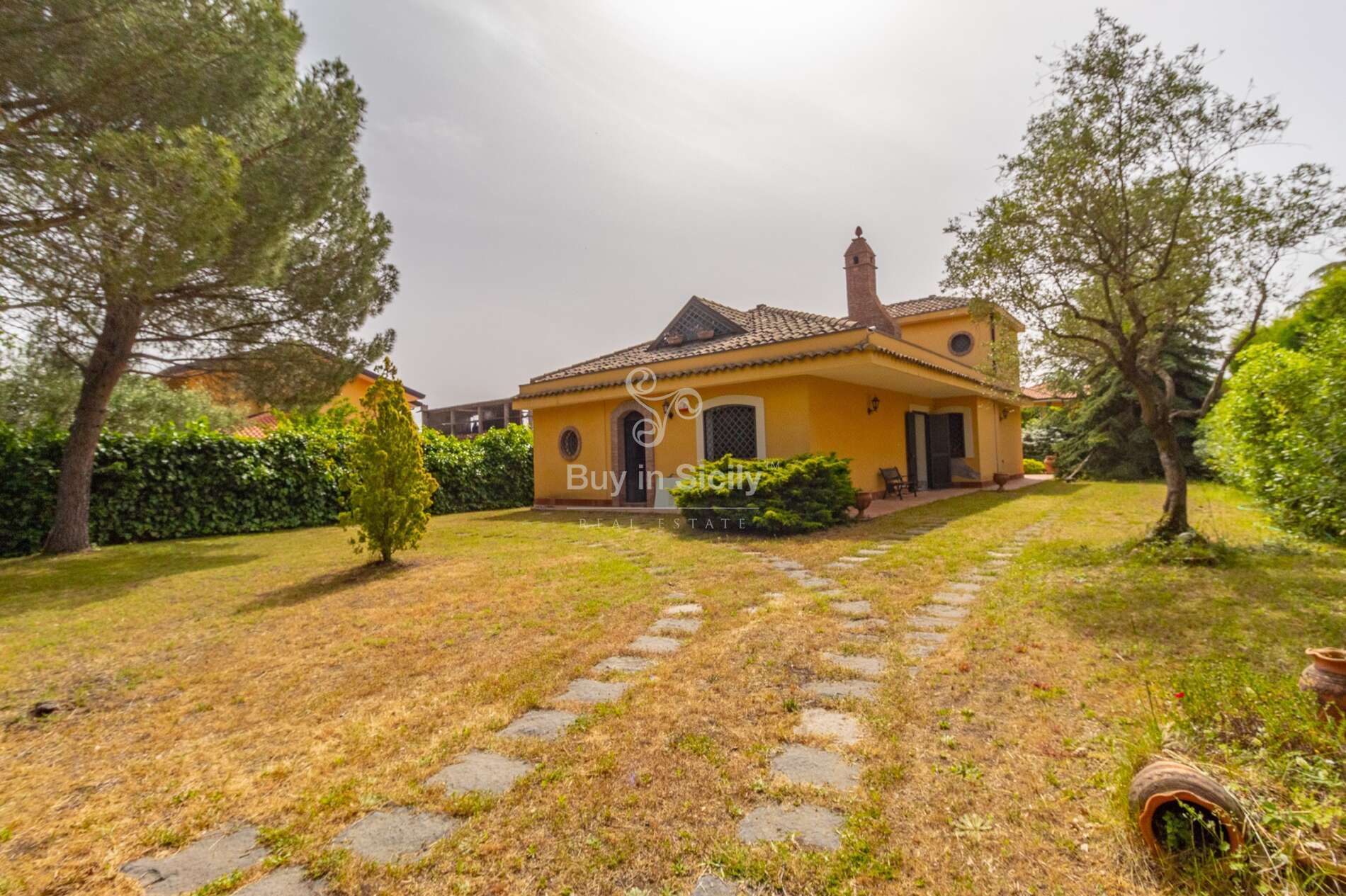 Caratteristica Villa in pieno stile siciliano, immersa nel verde, sita a Pedara (Ct)