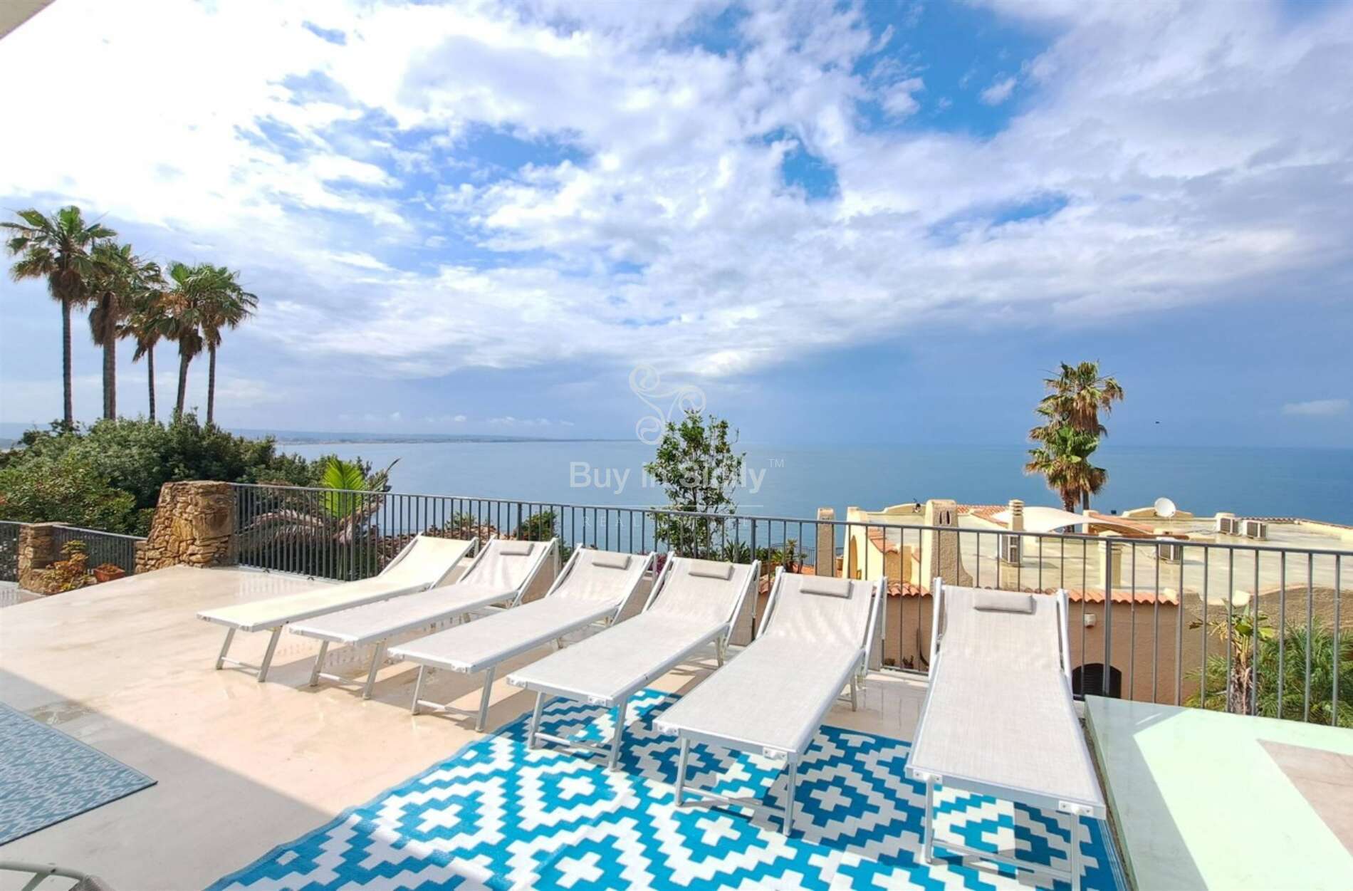 Prestigious villa with swimming pool and sea view, located in Baia del Riccio, Augusta._en