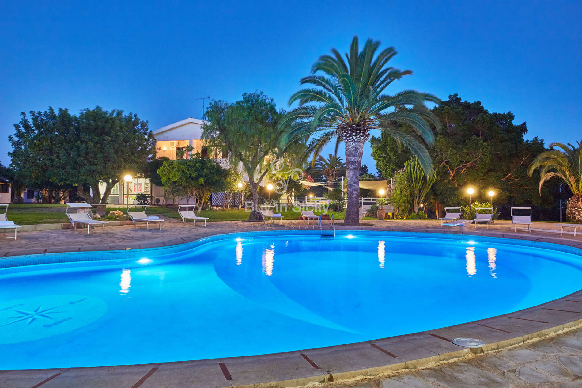 Spectacular villa with a pool, nestled in a marvelous park, located just 300m from the beach