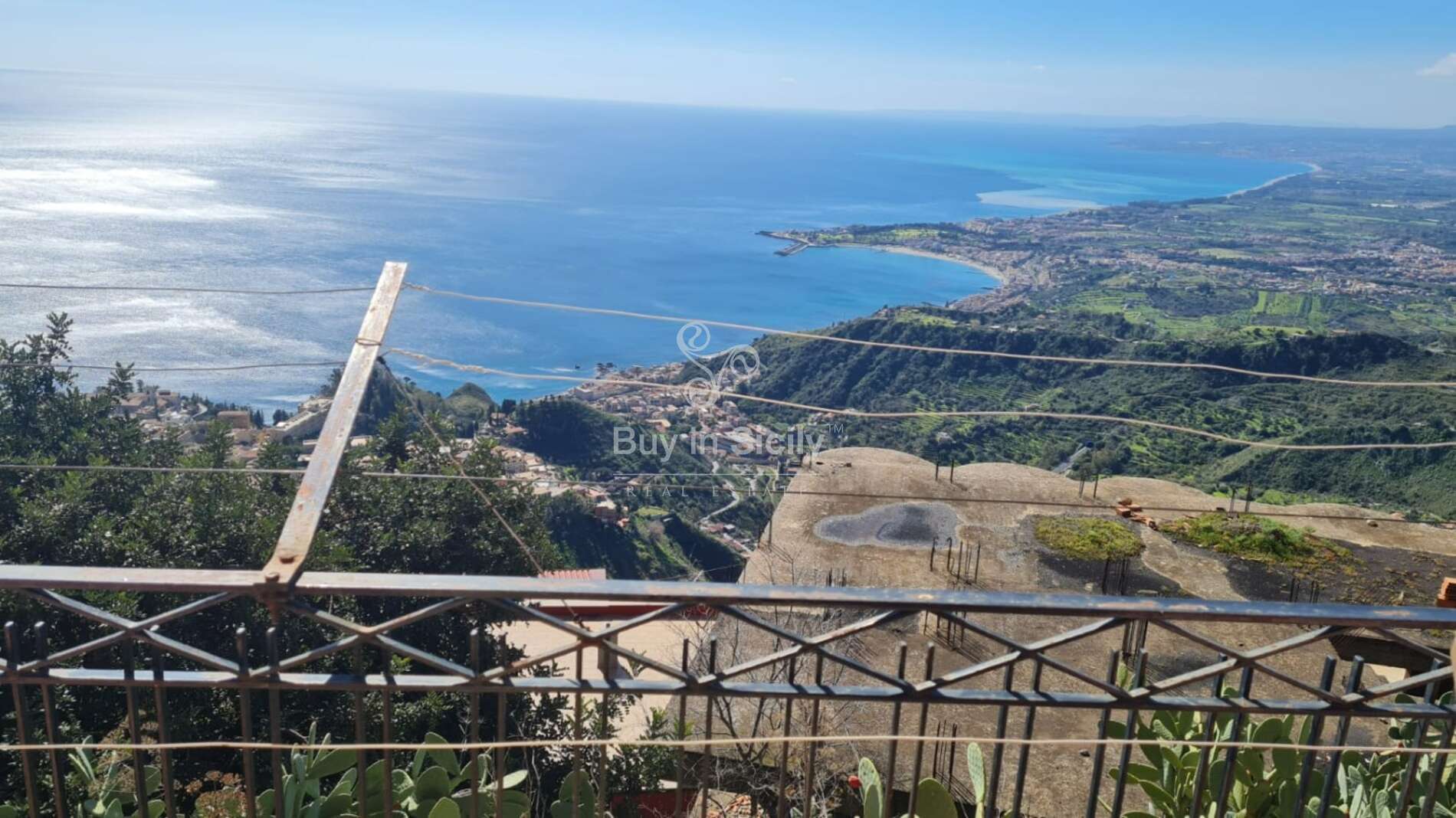 Appartamento vista mare e panorama mozzafiato, sito a Castelmola (TAORMINA).